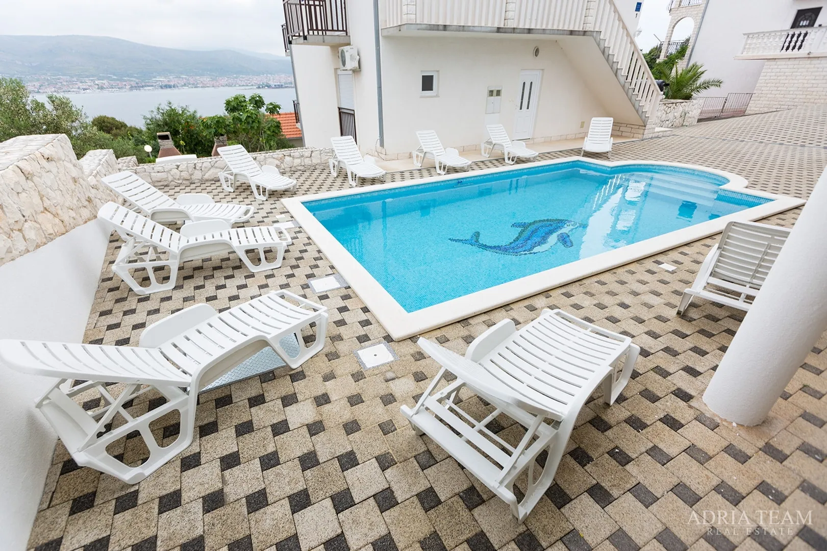 apartmanska kuća s bazenom - slika 2