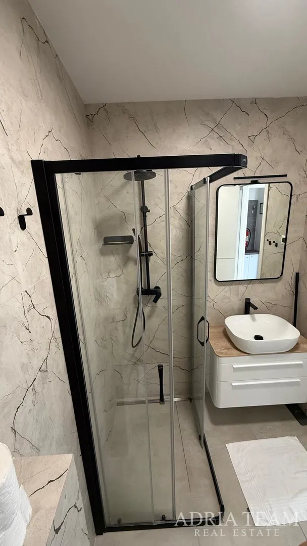 prostrani prizemni preuređeni apartman s dva vrta i terasom - petrčane - slika 11