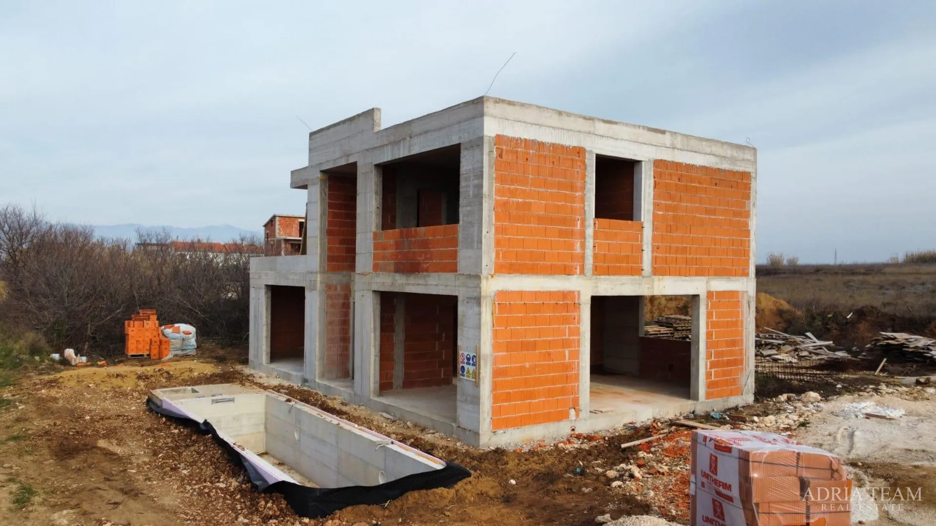 MODERNA VILA UDALJENA 150 m OD MORA, NOVOGRADNJA - PRIVLAKA