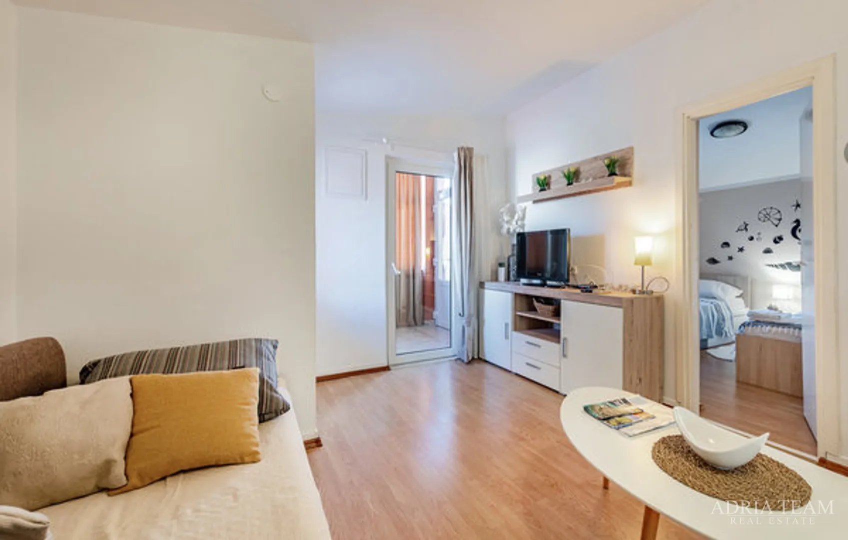 apartmanska kuća s garažom i uređenim dvorištem, drugi red od mora, vir - zadar - slika 4