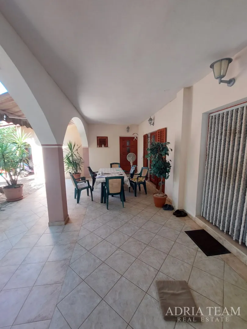 apartmanska kuća s velikim dvorištem, mirna i tiha pozicija - vir - slika 25