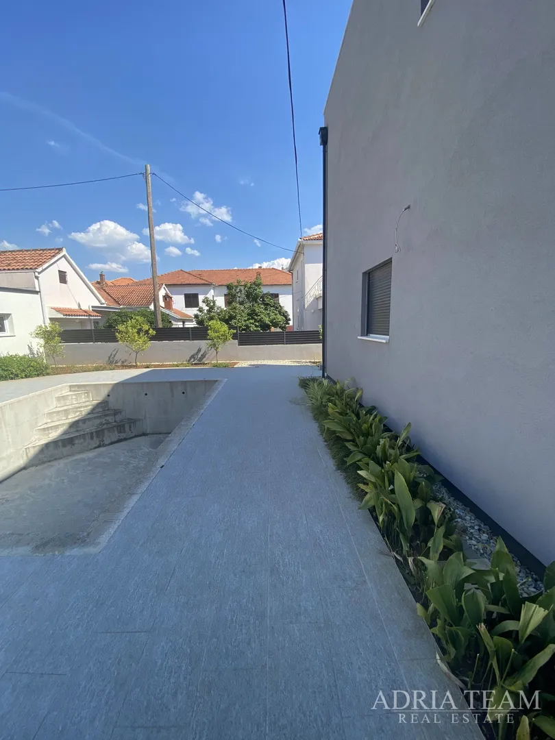 obiteljska kuća s velikim i uređenim dvorištem i bazenom, 400 m od mora, zadar - borik - slika 8