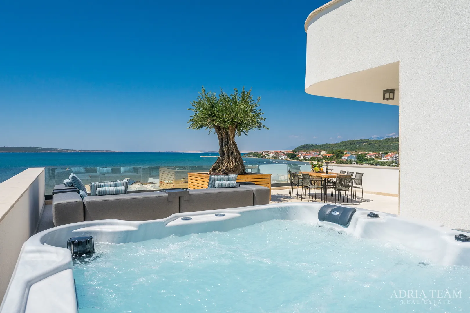 vila u drugom redu do mora - ljubač - slika 28