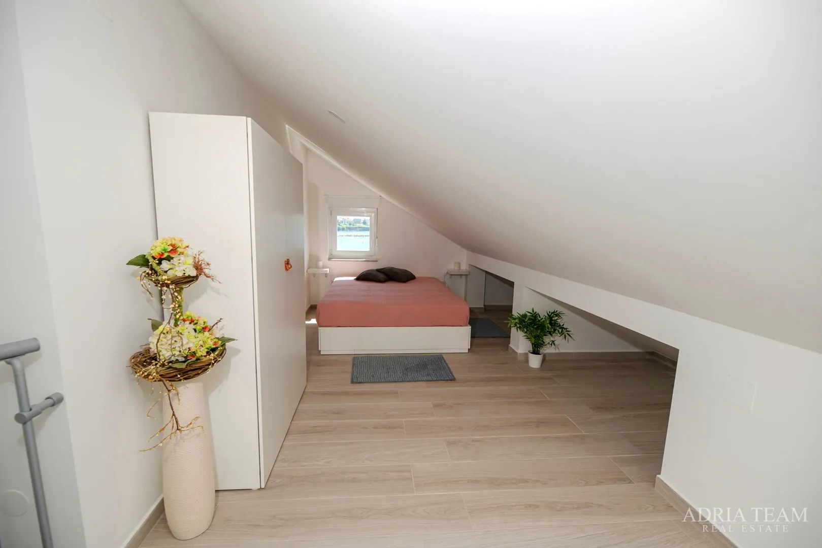 dvoetažni apartman u prvom redu do mora, plaža odmah ispred zgrade - povljana, pag - slika 7