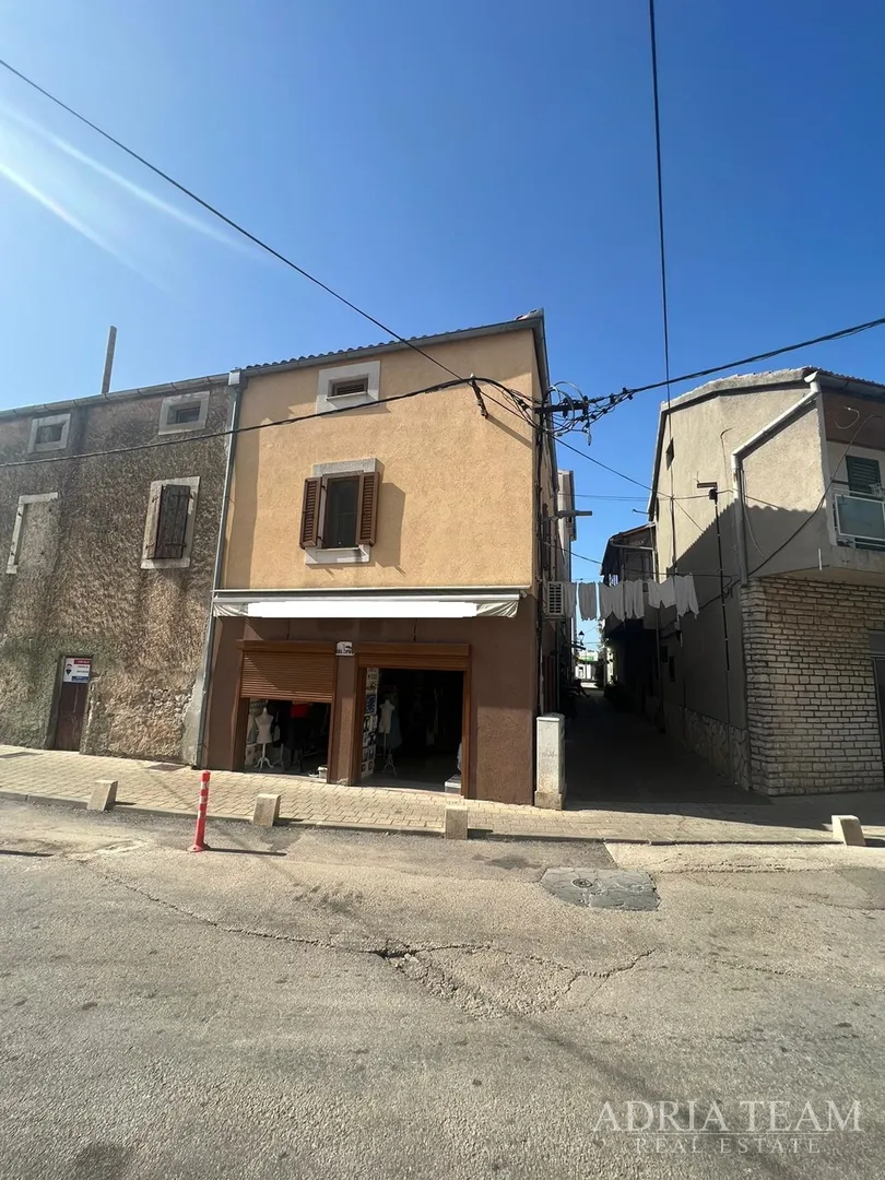 kuća u nizu s apartmanom i poslovnim prostorom, izvrsna lokacija i investicija - pirovac, centar - slika 3