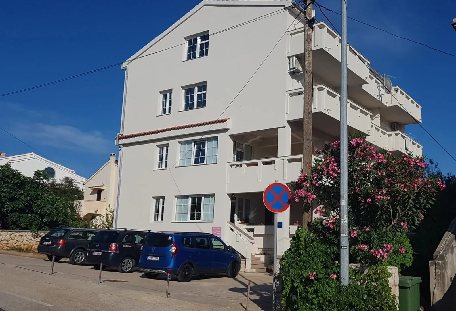 kuća s deset stambenih jedinica blizu centra s pogledom na more - novalja, pag - slika 2