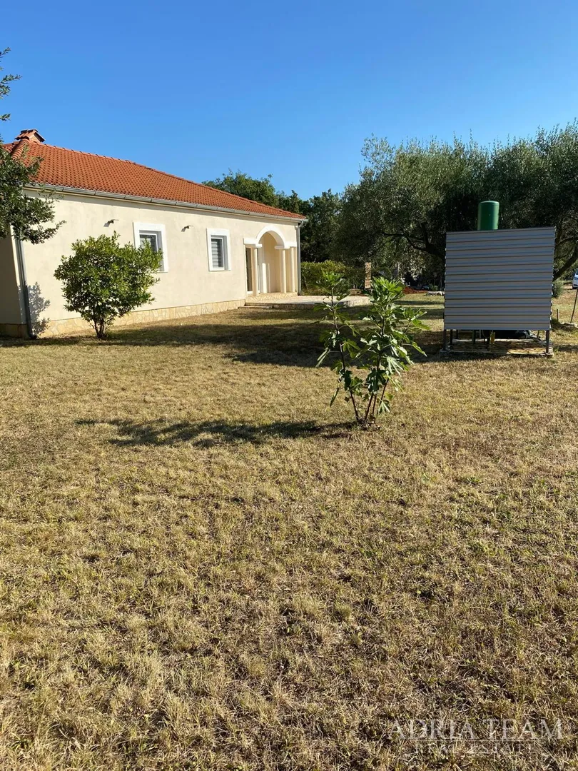 kuća prizemnica s velikom okućnicom i dvije stambene jedinice - mali vareški, marčana - slika 2