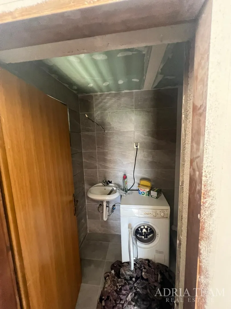 polovica kuće s tri apartmana, izvrsna pozicija! 140 m od plaže, povljana - pag - slika 51