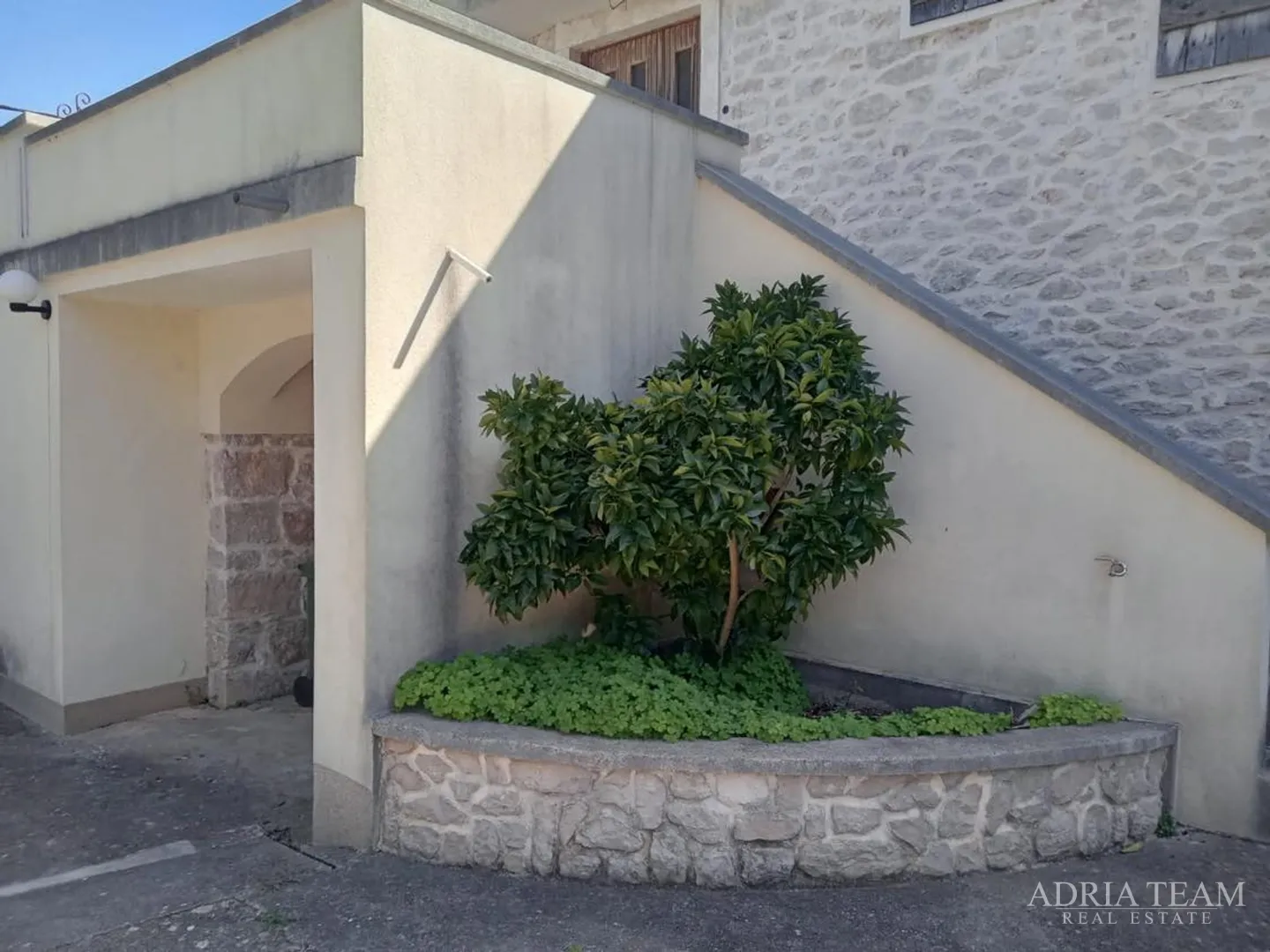 kuća s 3 apartmana i velikom okućnicom - poljana, ugljan - slika 27