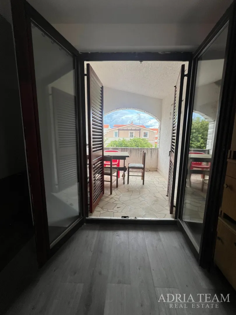 polovica kuće s tri apartmana, izvrsna pozicija! 140 m od plaže, povljana - pag - slika 33
