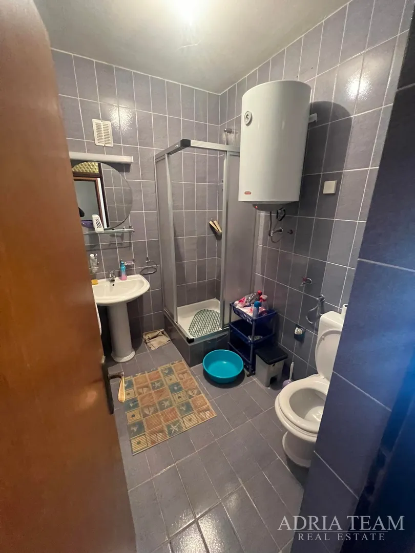 polovica kuće s tri apartmana, izvrsna pozicija! 140 m od plaže, povljana - pag - slika 46