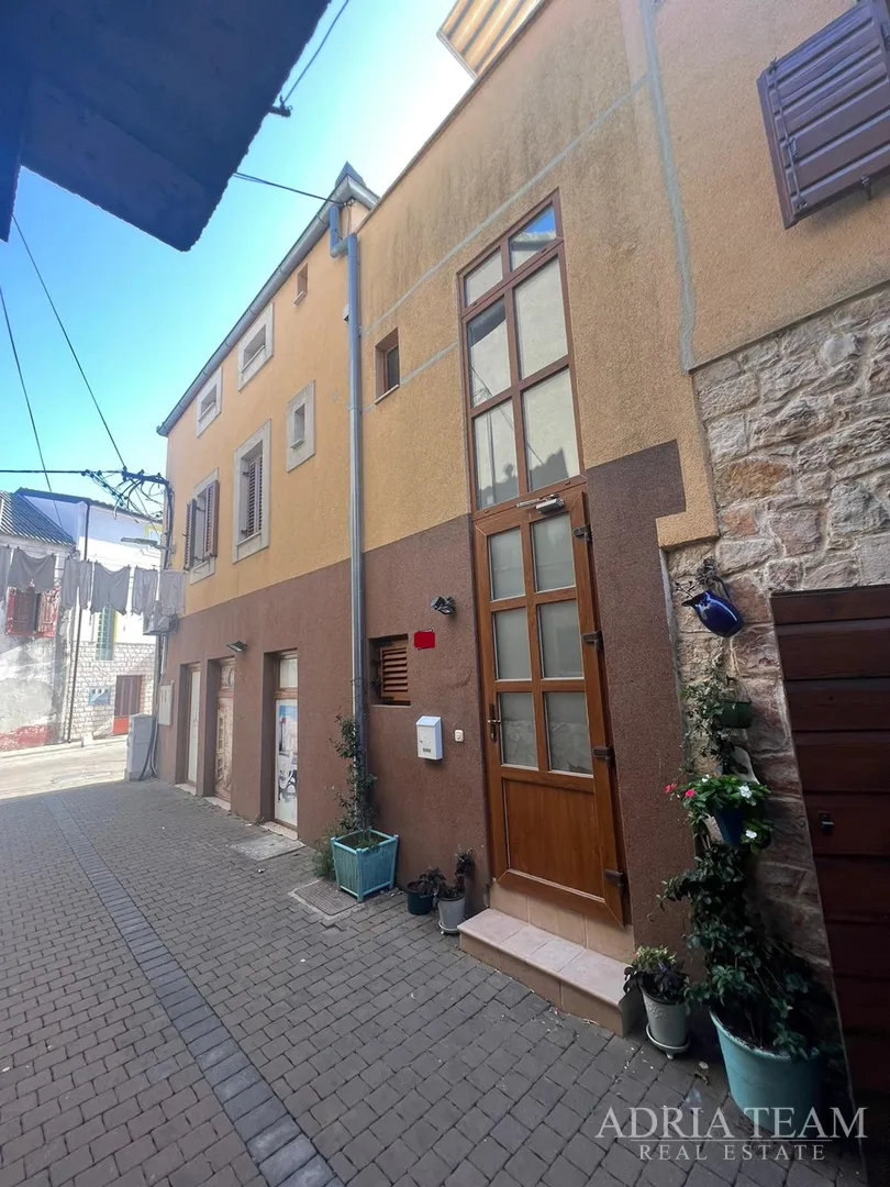 kuća u nizu s apartmanom i poslovnim prostorom, izvrsna lokacija i investicija - pirovac, centar - slika 6