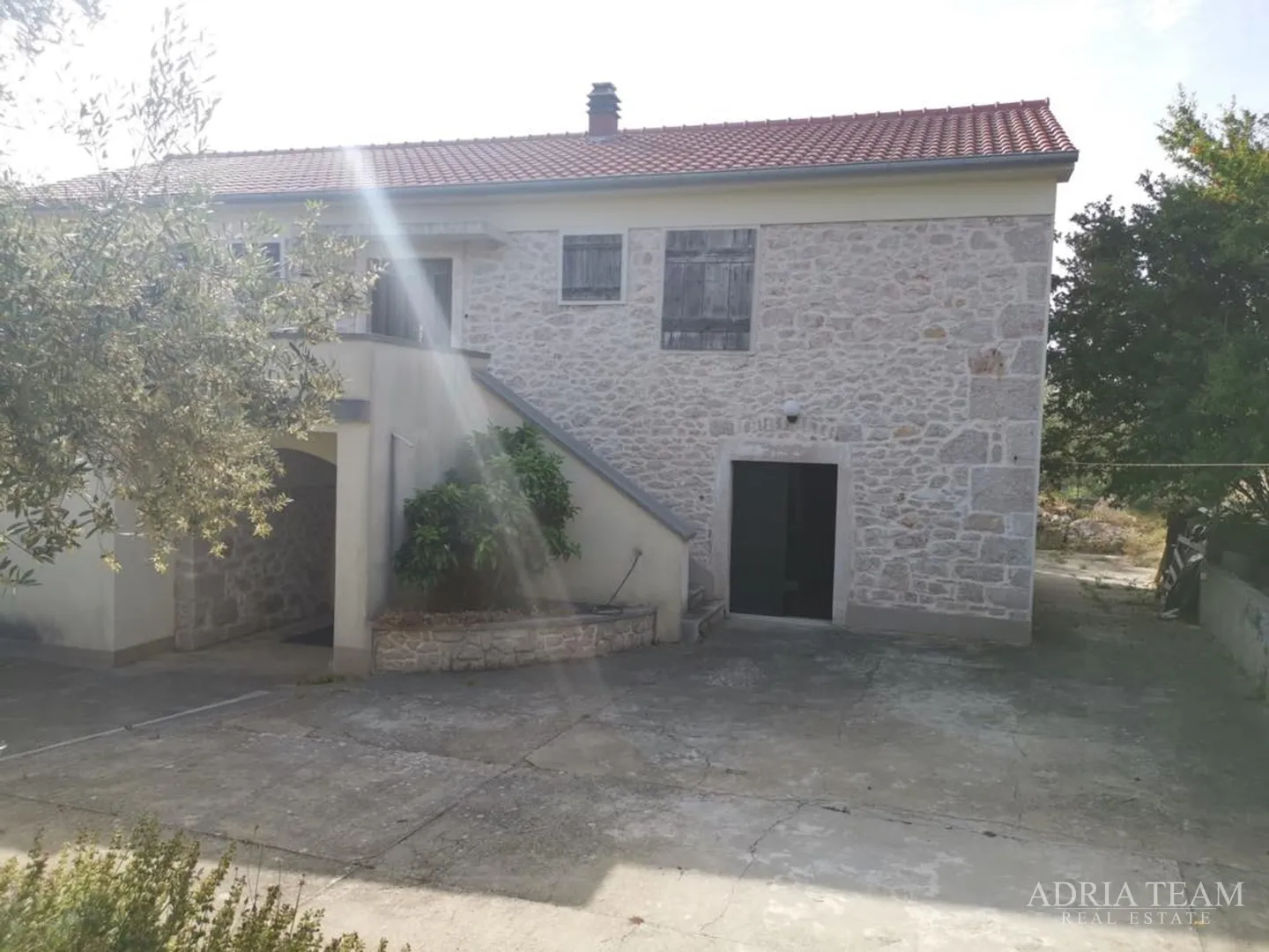 kuća s 3 apartmana i velikom okućnicom - poljana, ugljan - slika 3