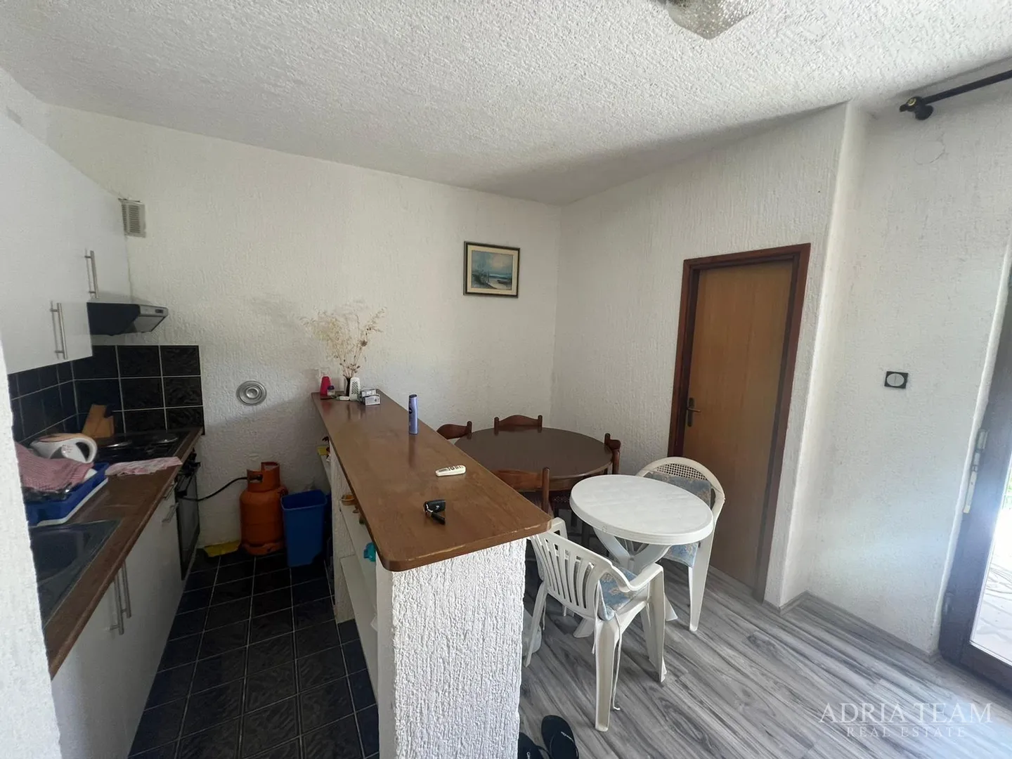 polovica kuće s tri apartmana, izvrsna pozicija! 140 m od plaže, povljana - pag - slika 13