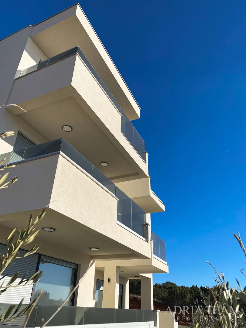 Apartmani U Stambenoj Zgradi Novalja,pag