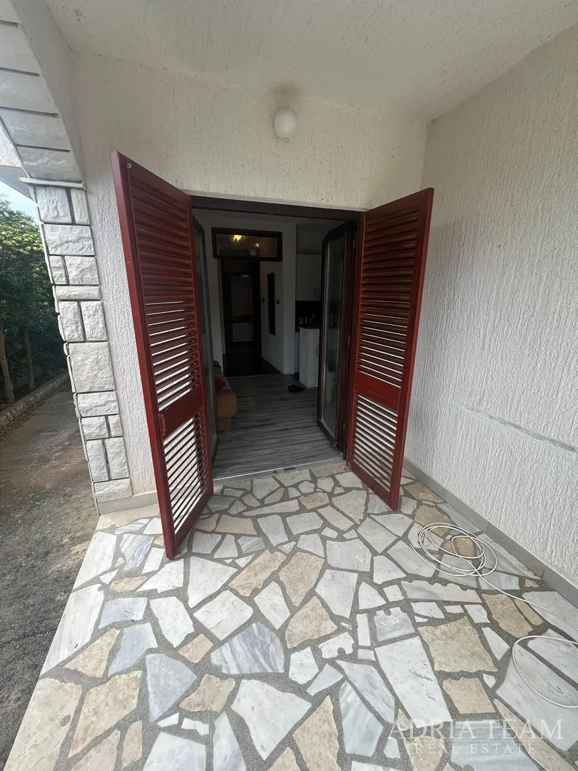 polovica kuće s tri apartmana, izvrsna pozicija! 140 m od plaže, povljana - pag - slika 17