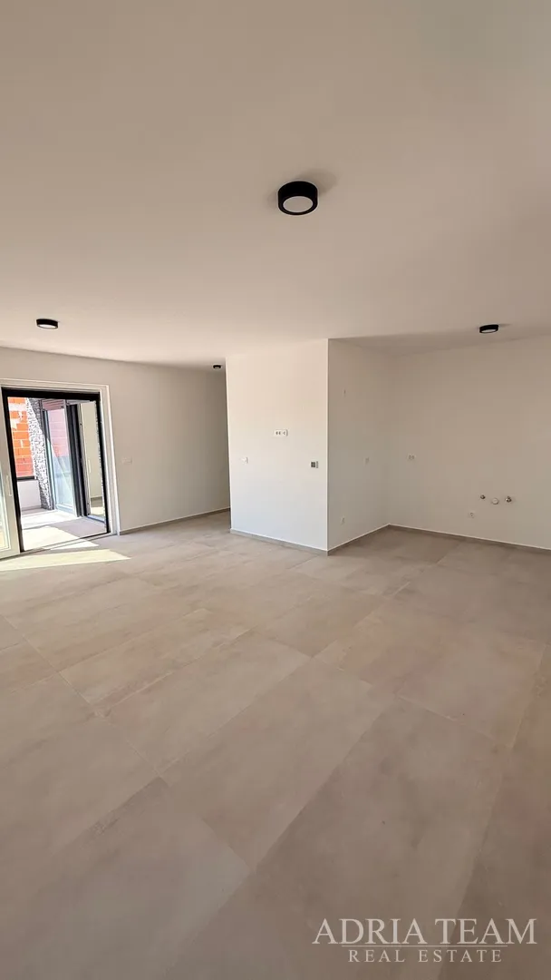 prodaje se stan 95m2 prizemlje s dvorištem, vir - slika 24