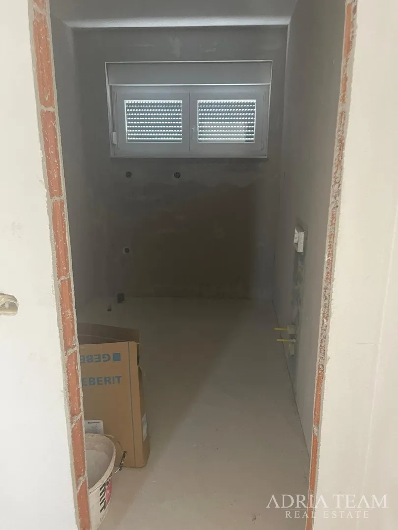 vila s bazenom u novogradnji - zaton - slika 44
