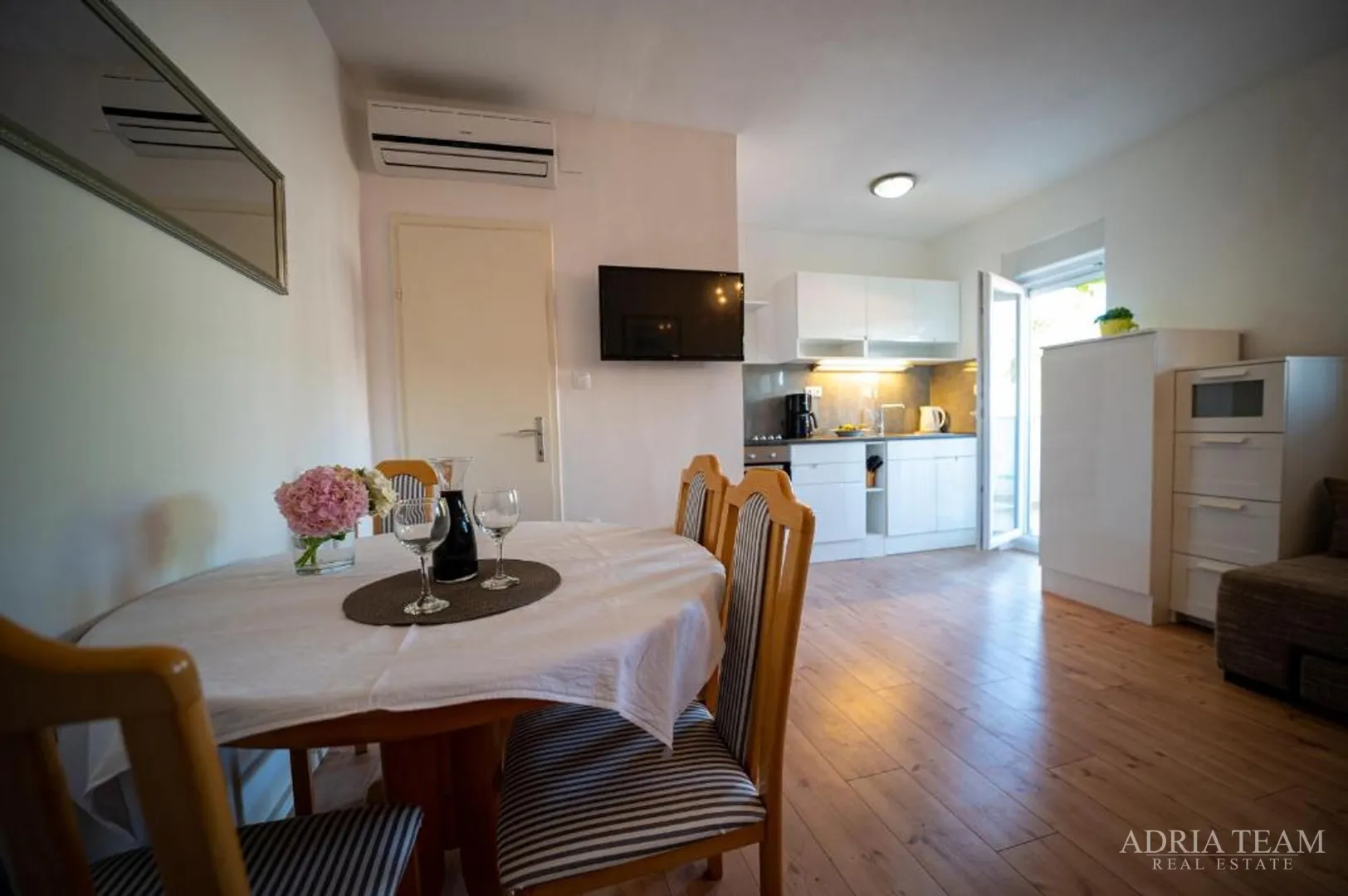 hotel - sukošan, prvi red do mora - slika 27