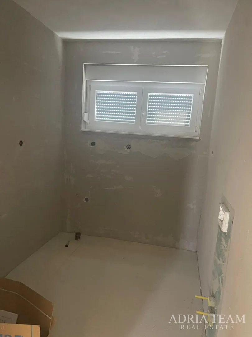 vila s bazenom u novogradnji - zaton - slika 23