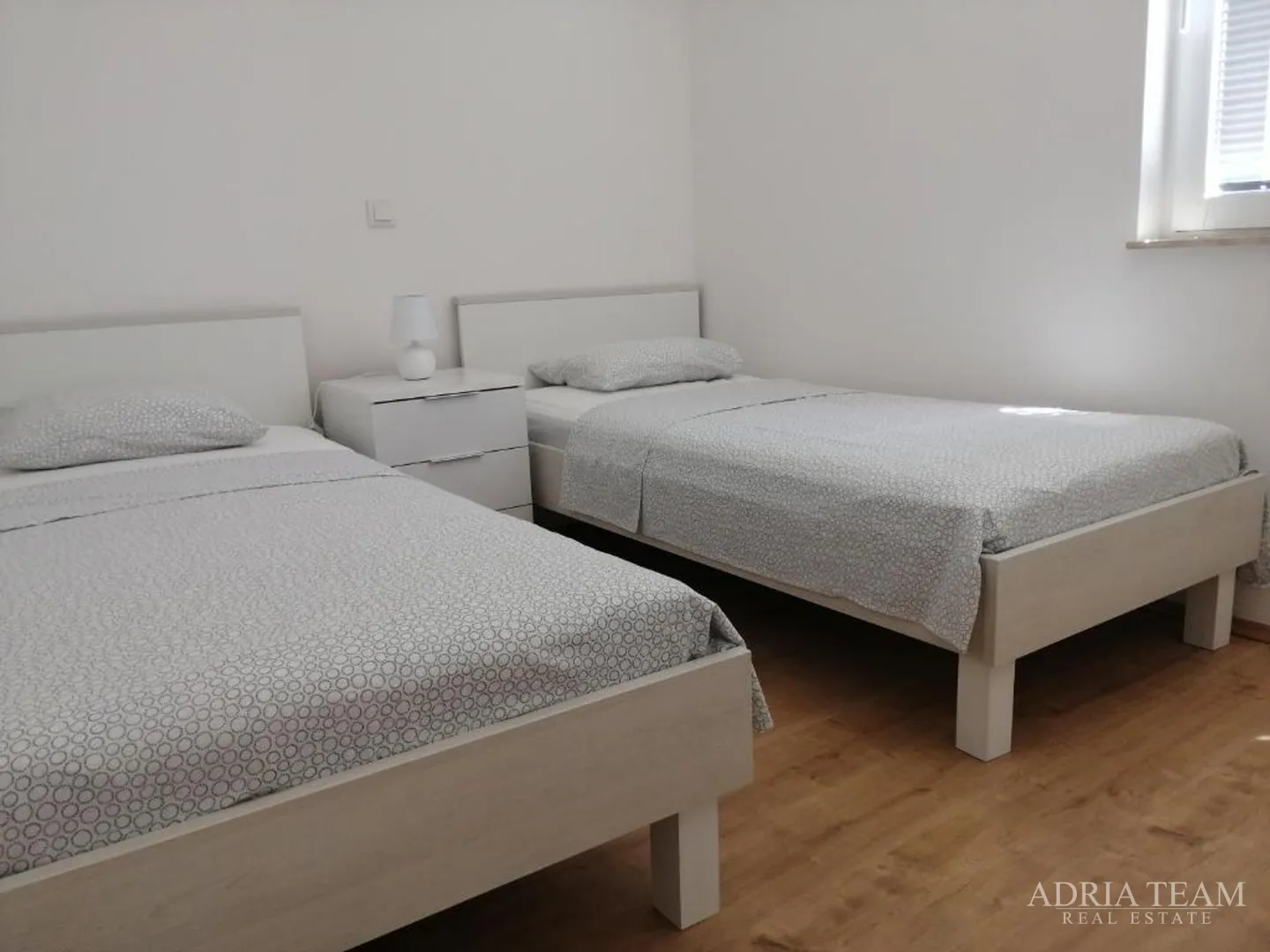 kuća s 3 stambene jedinice i bazenom, pogled na more - maslenica - slika 5