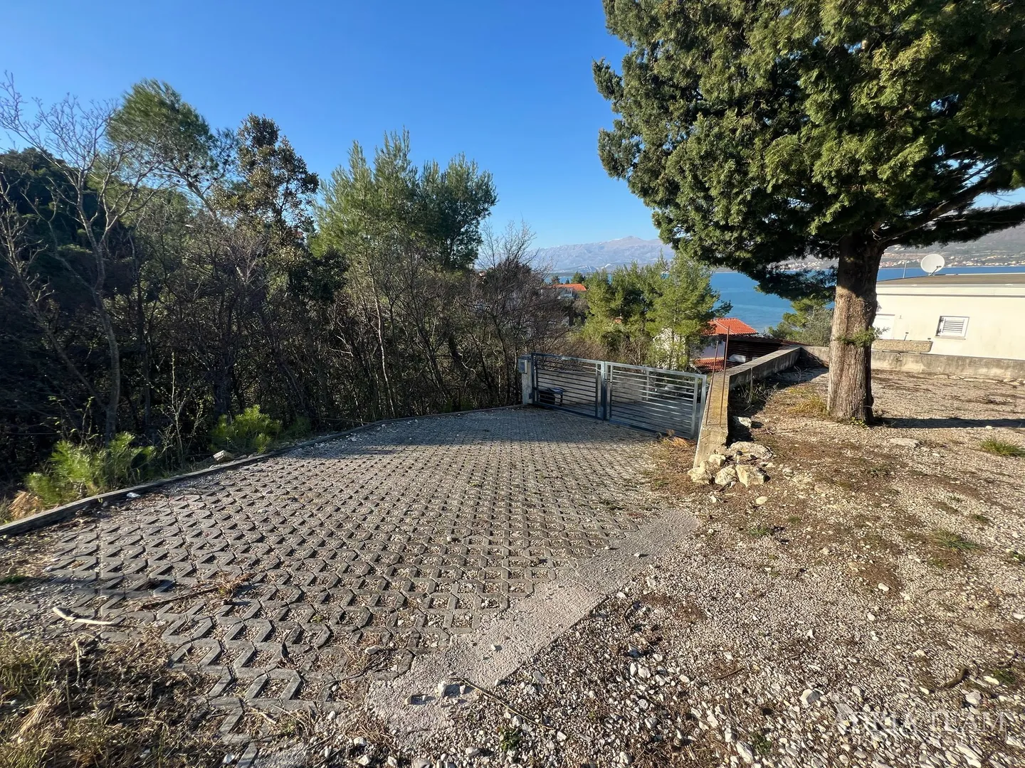 kuća s tri stambene jedinice, pogled na more i velebit - donji karin - slika 95