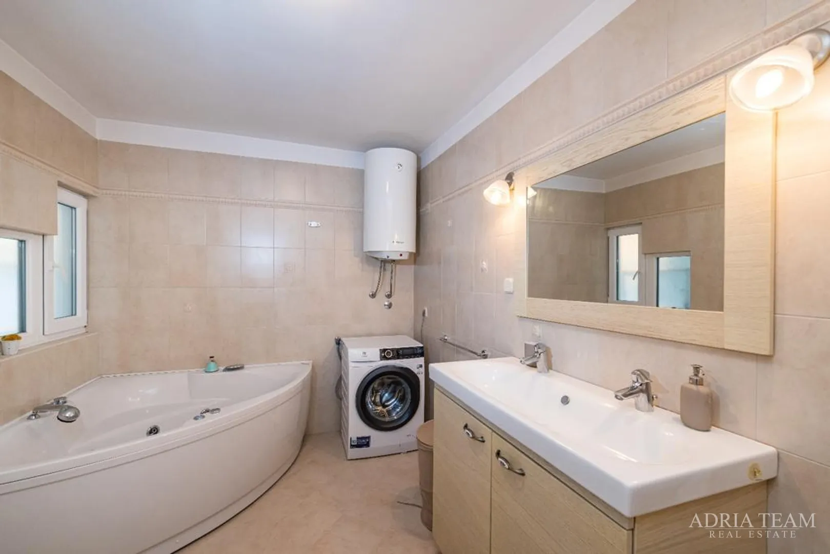 lijepa apartmanska kuća s pogledom na more, novigrad - slika 19
