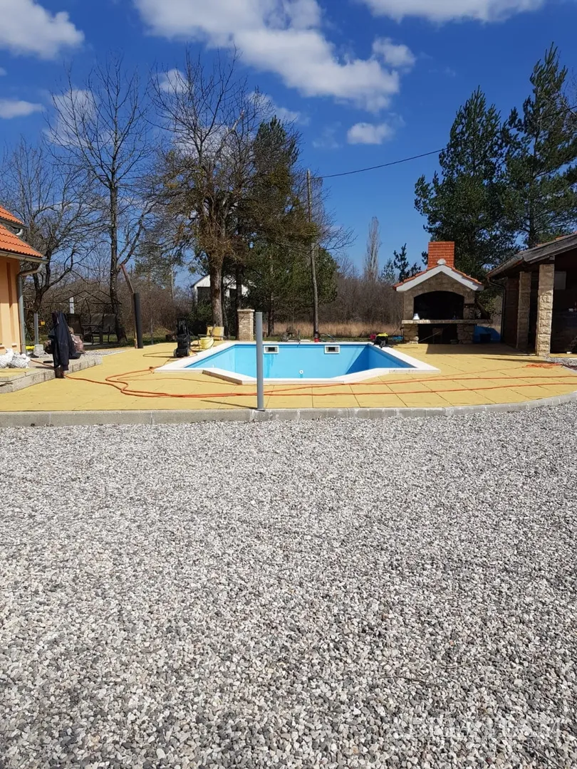 luksuzna vila s grijanim bazenom i natkrivenom terasom - 10 000 m2 zemljišta! - slika 35