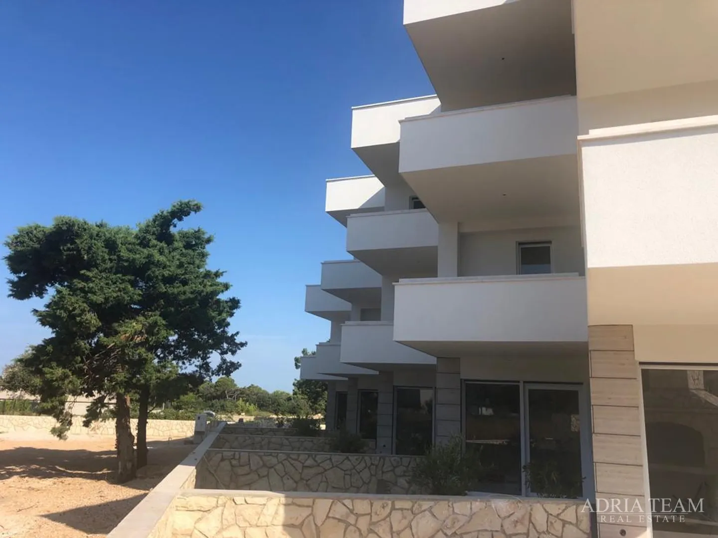 KUĆE U NIZU S VRTOM, 200 m OD PLAŽE!!! TOP LOKACIJA!! PAG - NOVALJA