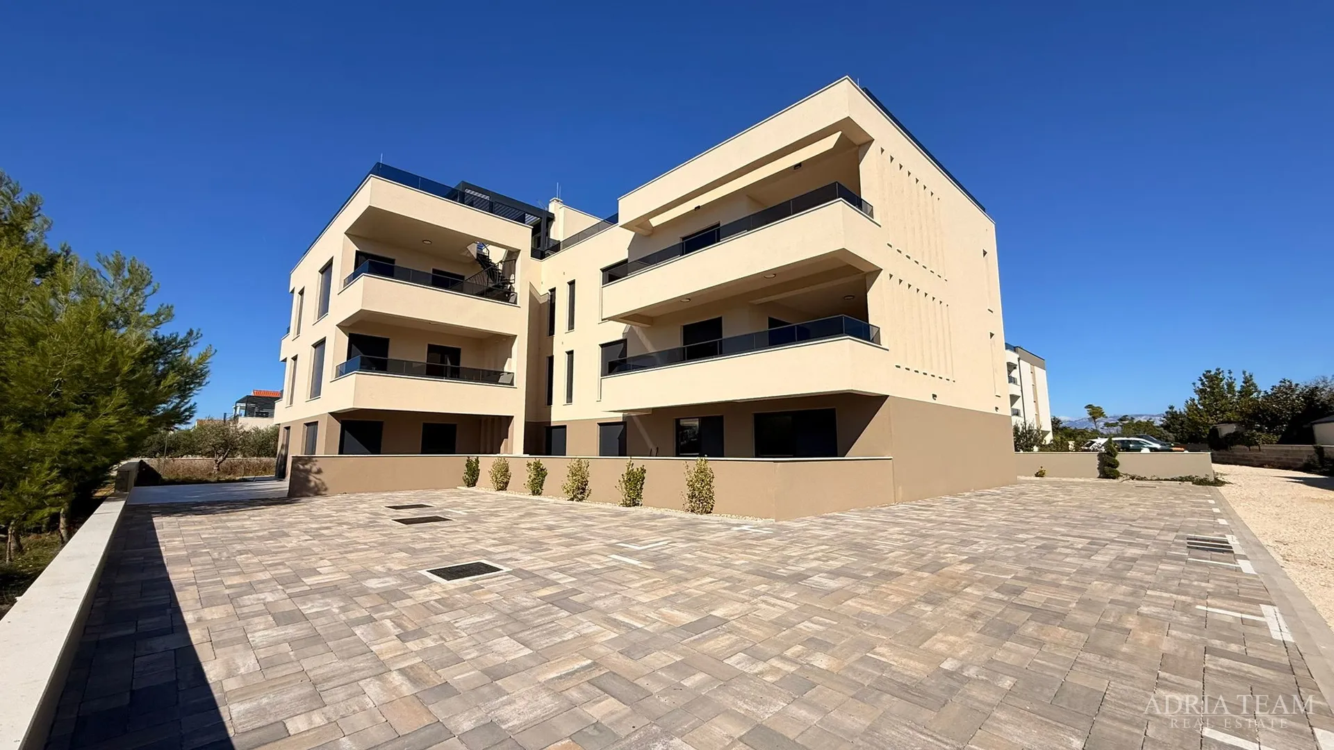 2 Prostrana Apartmana, Privlaka