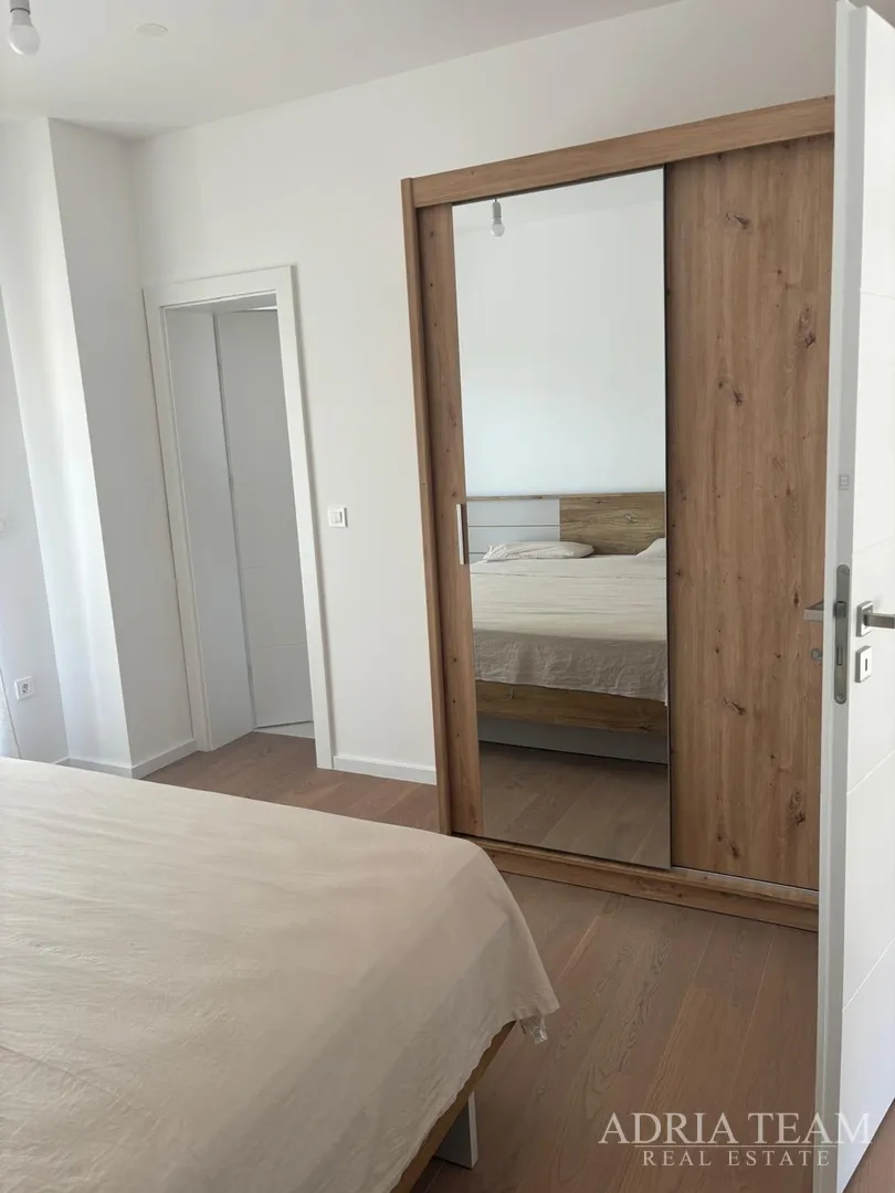 kuća s garažom te otvorenim pogledom na more i planine - vir - slika 9