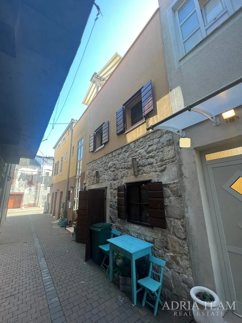 Kuća U Nizu S Apartmanom I Poslovnim Prostorom, Izvrsna Lokacija I Investicija - Pirovac, Centar
