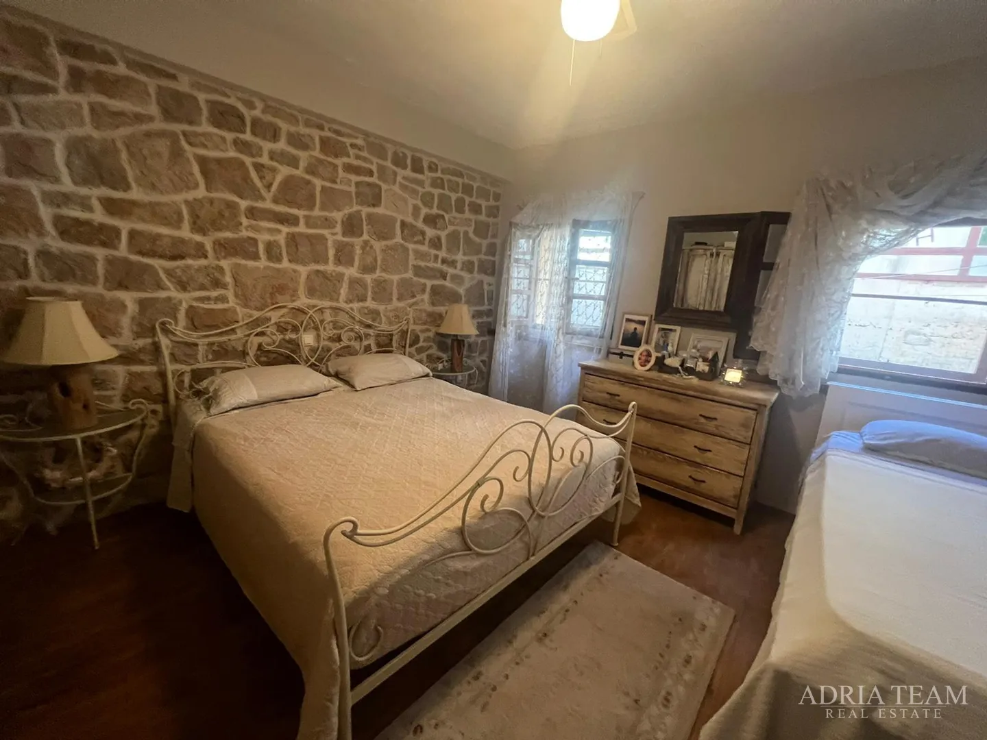 kuća u nizu s apartmanom i poslovnim prostorom, izvrsna lokacija i investicija - pirovac, centar - slika 12