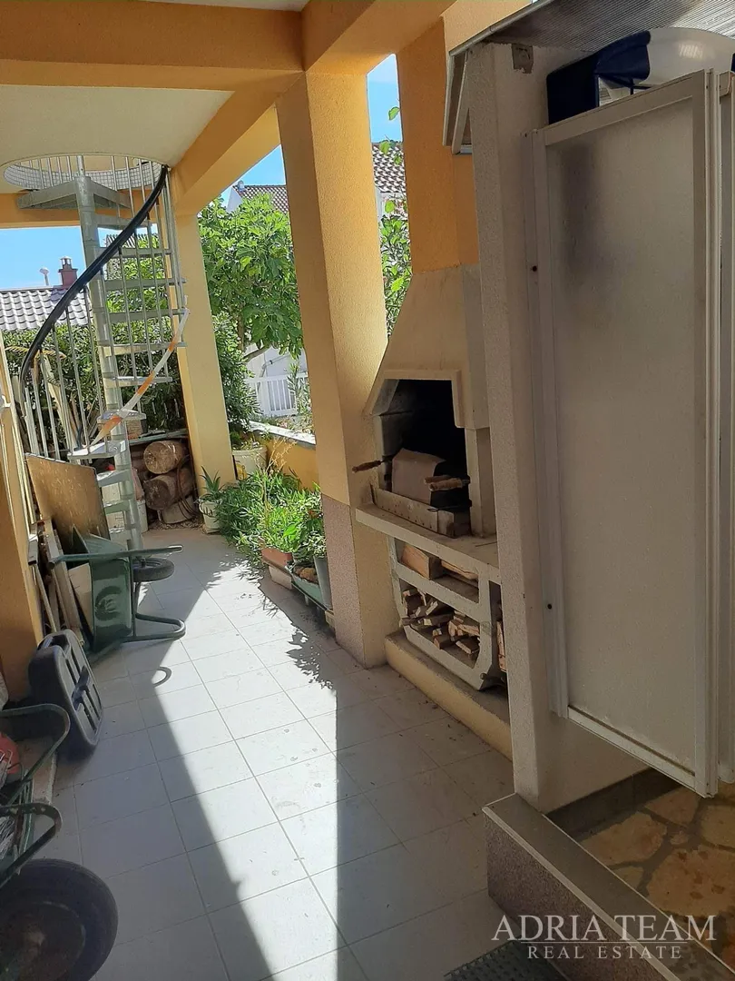 troetažni apartman u stambenoj zgradi - vrsi - slika 33