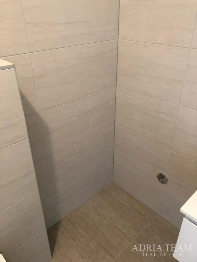 apartman s 3 spavaće sobe, 1. red do mora, povljana - pag - slika 15