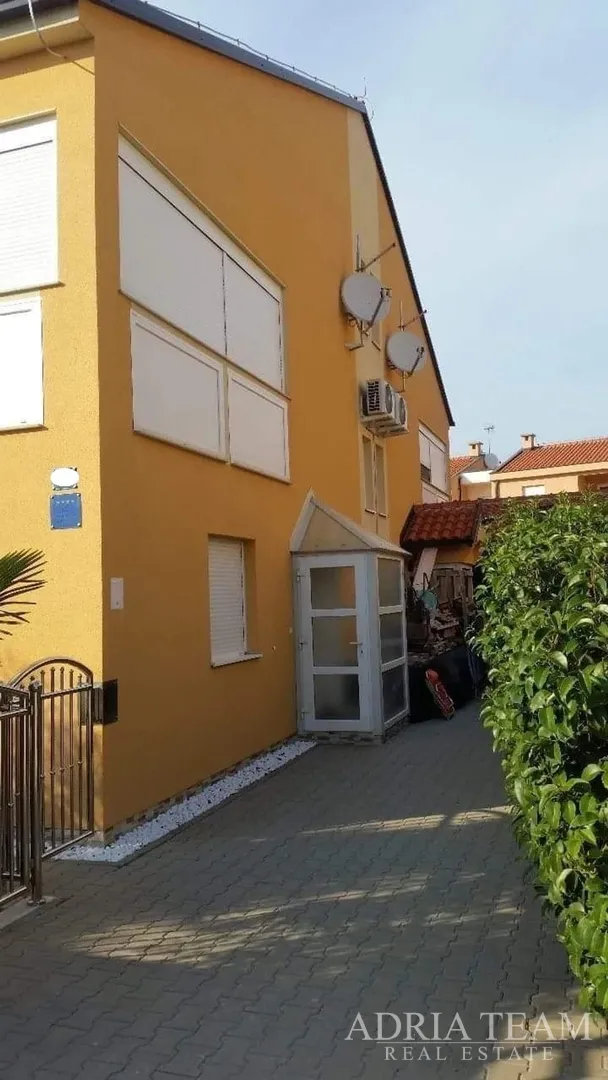 Troetažni Apartman U Stambenoj Zgradi - Vrsi