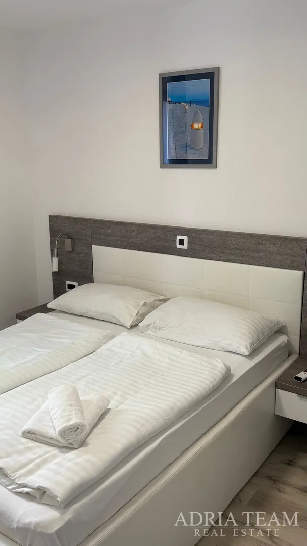 prostrani prizemni preuređeni apartman s dva vrta i terasom - petrčane - slika 2