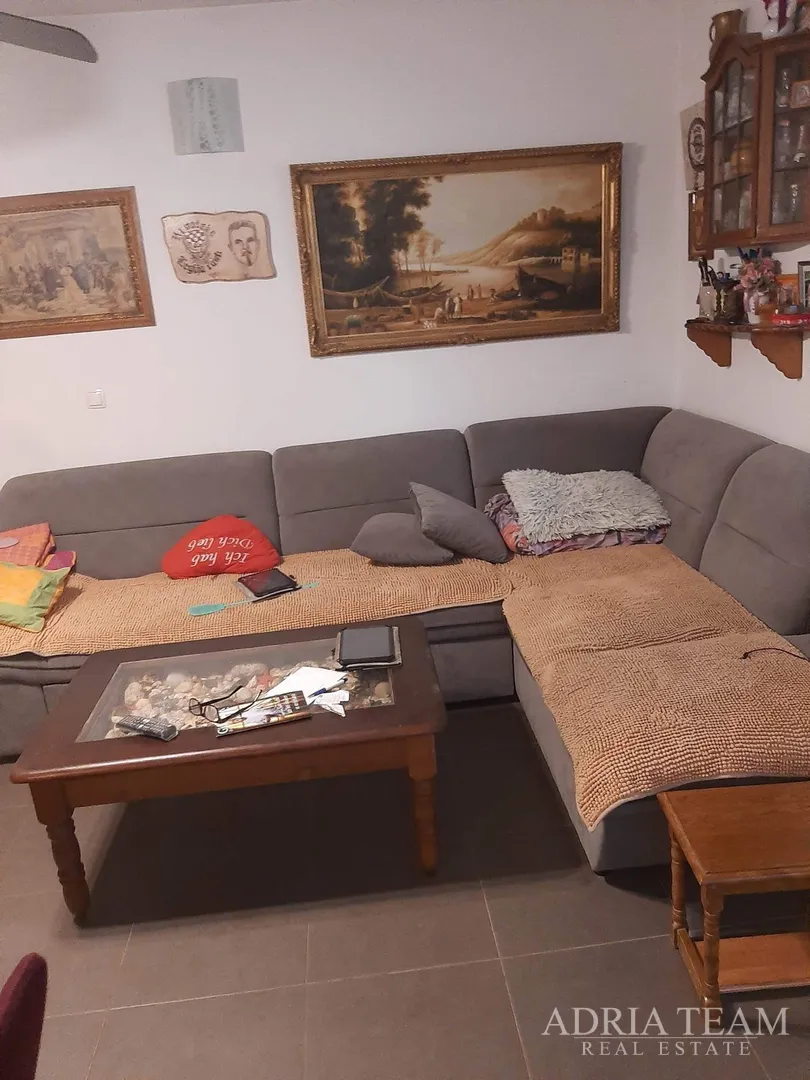 troetažni apartman u stambenoj zgradi - vrsi - slika 13