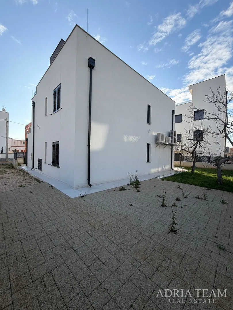 prodaje se luksuzna vila s bazenom – otok vir - slika 3