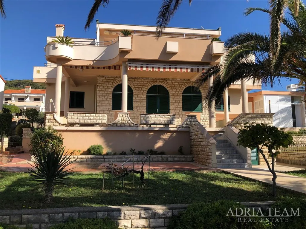 Prekrasna dvokatnica s tri apartmana u prvom redu do mora – Stara Novalja, otok Pag