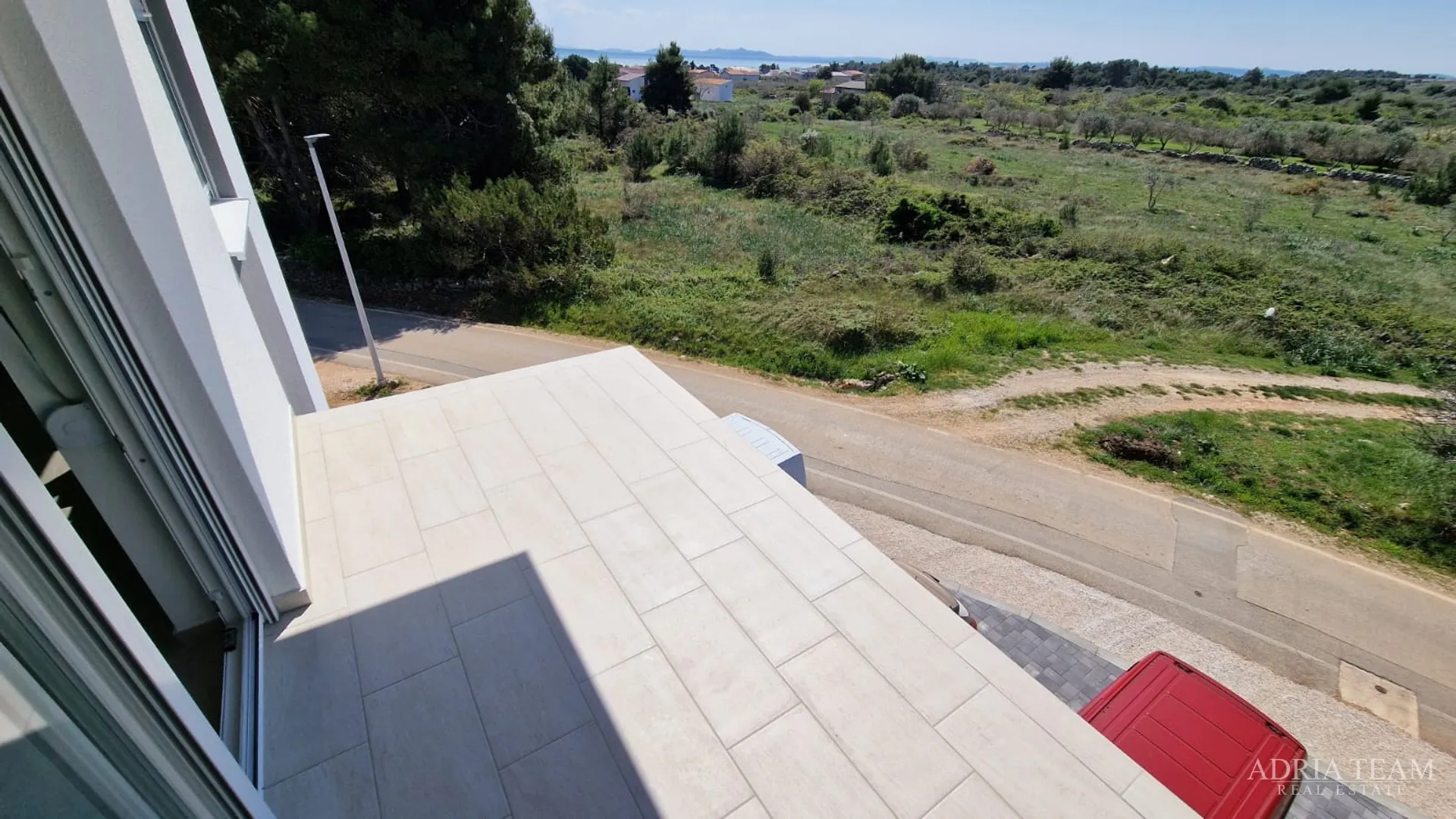 stambena zgrada s tri stambene jedinice i krovnom terasom - vir - slika 31