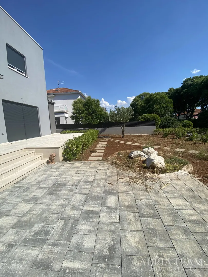 obiteljska kuća s velikim i uređenim dvorištem i bazenom, 400 m od mora, zadar - borik - slika 5