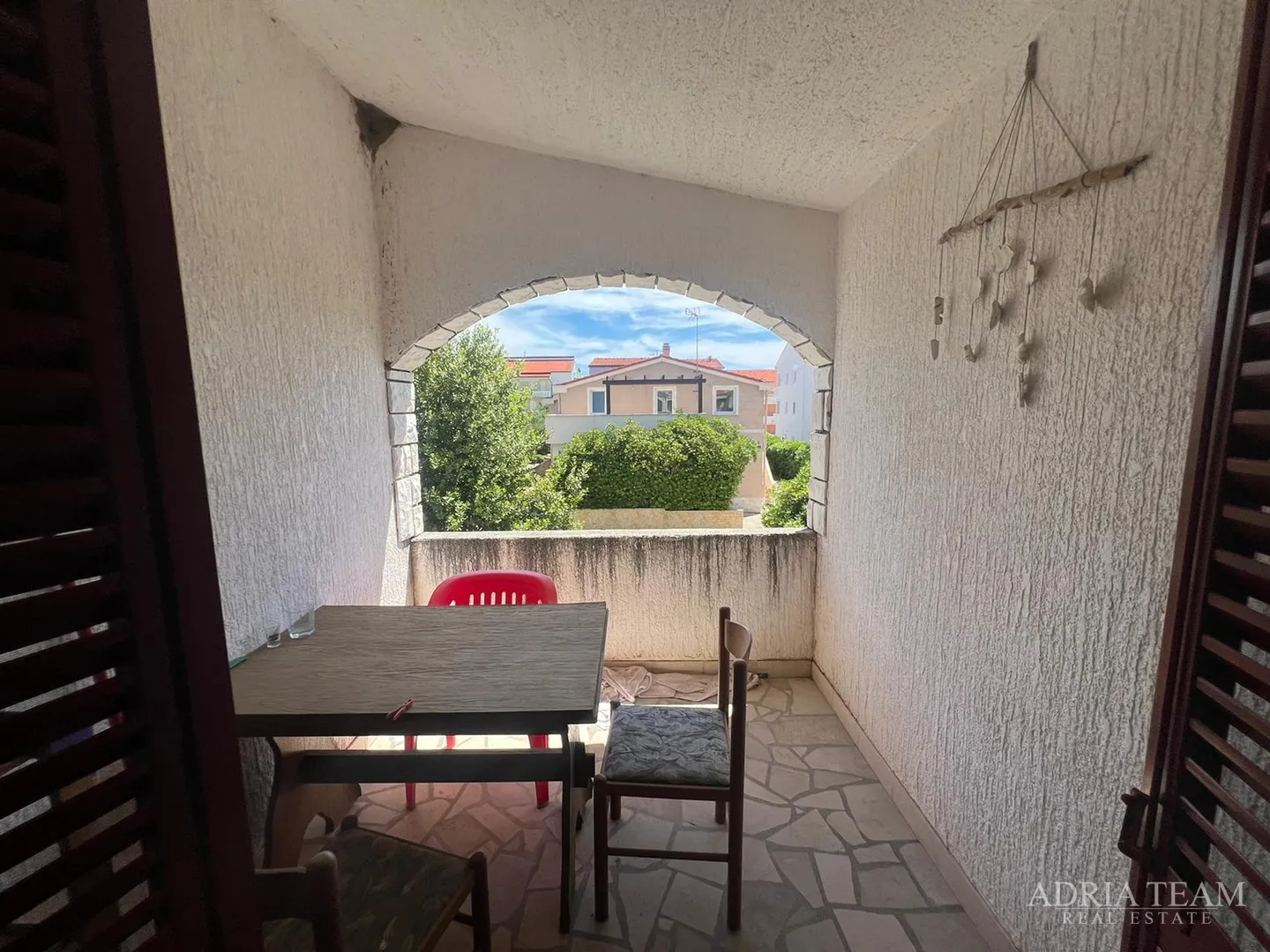 polovica kuće s tri apartmana, izvrsna pozicija! 140 m od plaže, povljana - pag - slika 39