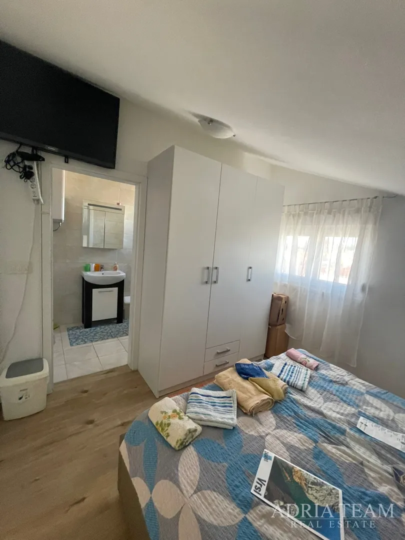troetažni apartman u stambenoj zgradi - vrsi - slika 8