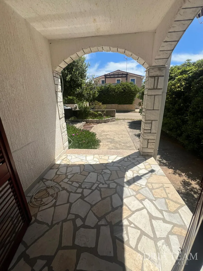 polovica kuće s tri apartmana, izvrsna pozicija! 140 m od plaže, povljana - pag - slika 45