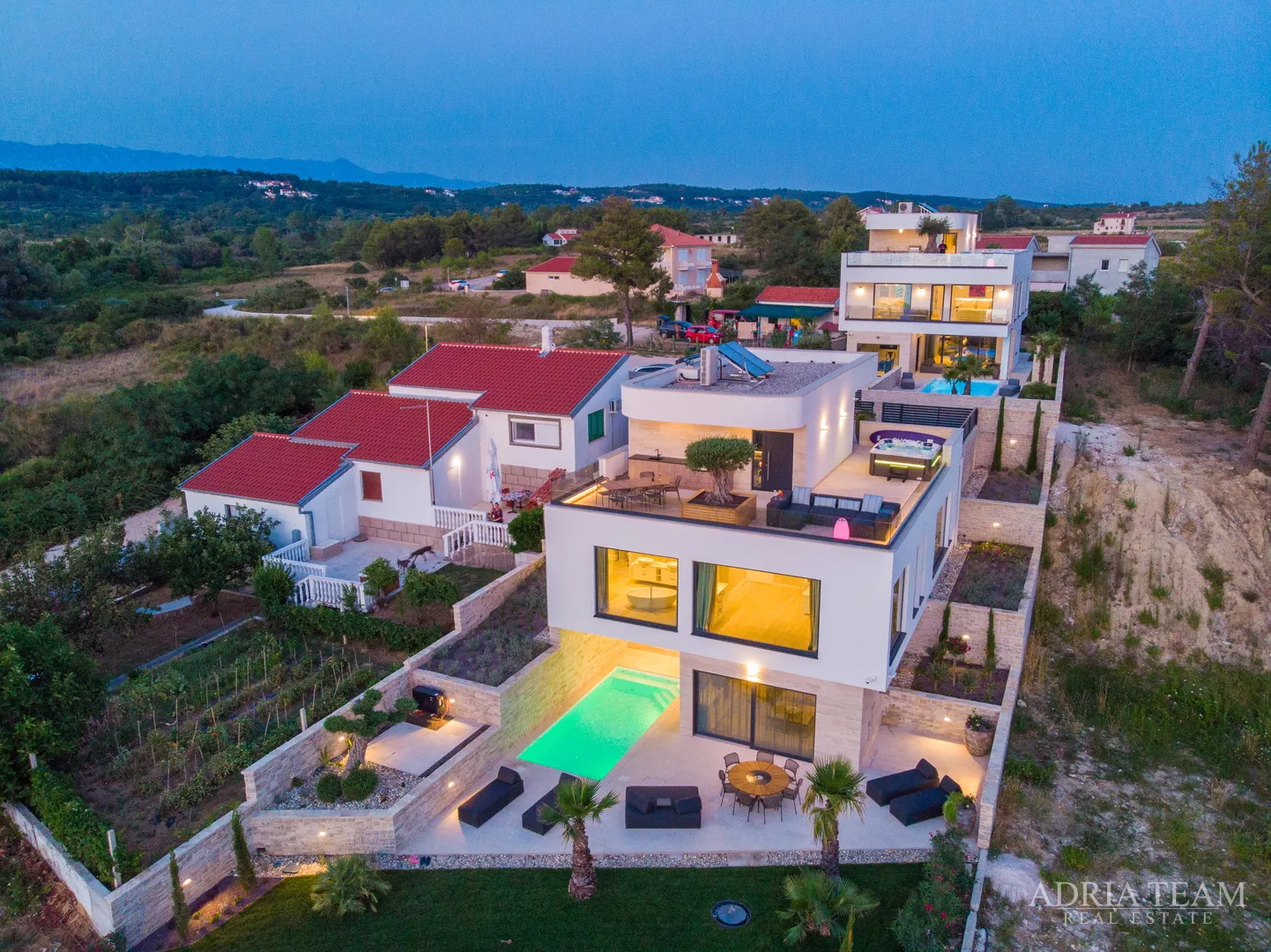 luksuzna vila u prvom redu do mora - ljubač - slika 10