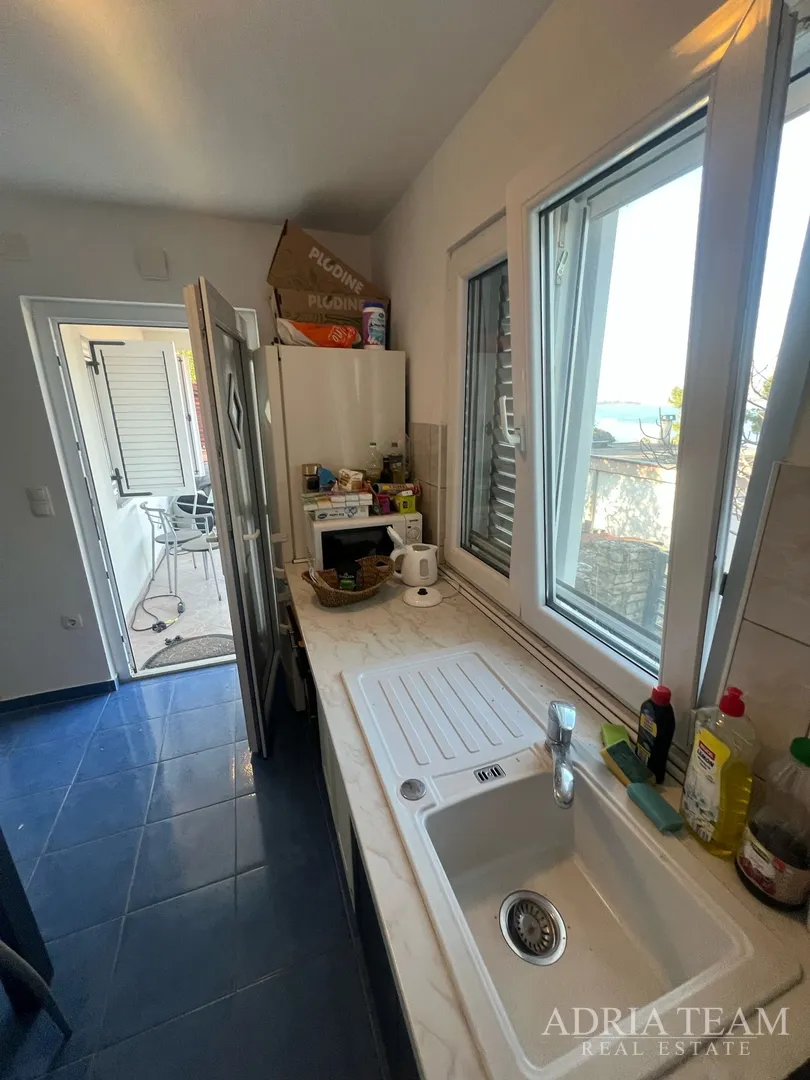 kuća s tri stambene jedinice, pogled na more i velebit - donji karin - slika 49