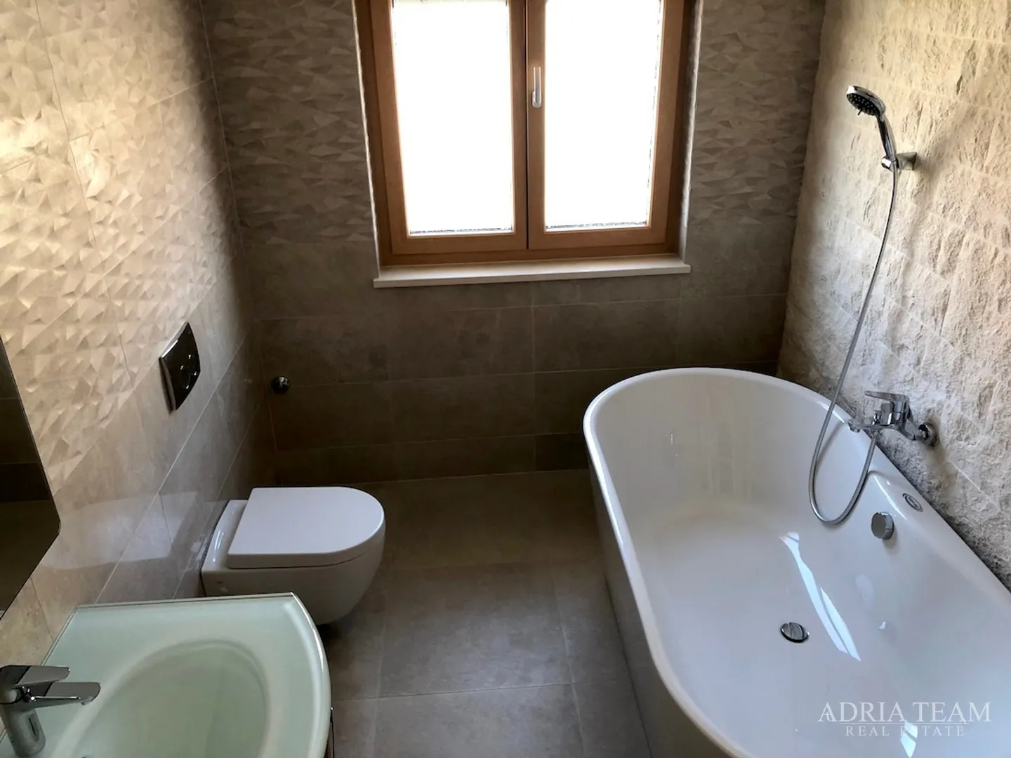 luksuzni apartman - 1. red do mora - slika 8