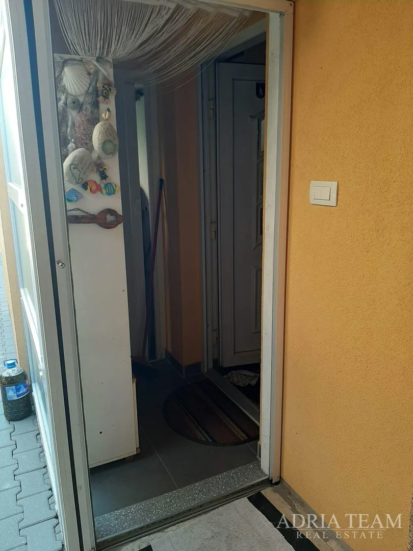 troetažni apartman u stambenoj zgradi - vrsi - slika 36