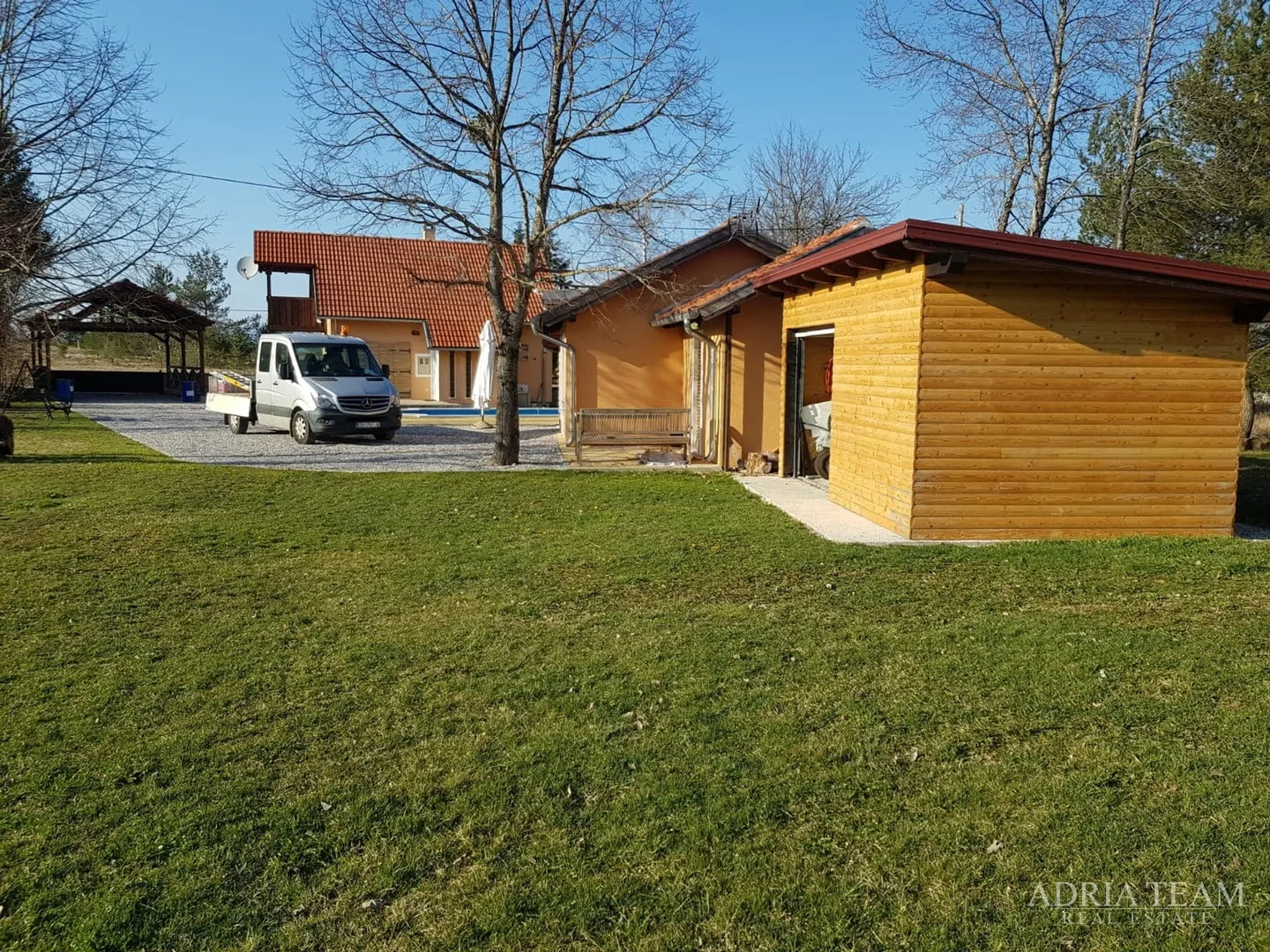 luksuzna vila s grijanim bazenom i natkrivenom terasom - 10 000 m2 zemljišta! - slika 2